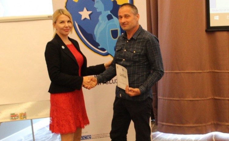 Polaznicima/ama obuke o za&scaron;titi prava LGBTI osoba uručeni certifikati o uče&scaron;ću