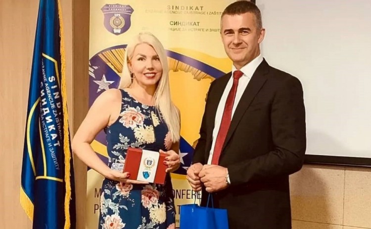 Sindikat SIPA-e dodijelio je Udruženju "Mreža policijskih službenica" Zahvalnicu za prijateljstvo i uspje&scaron;nu saradnju